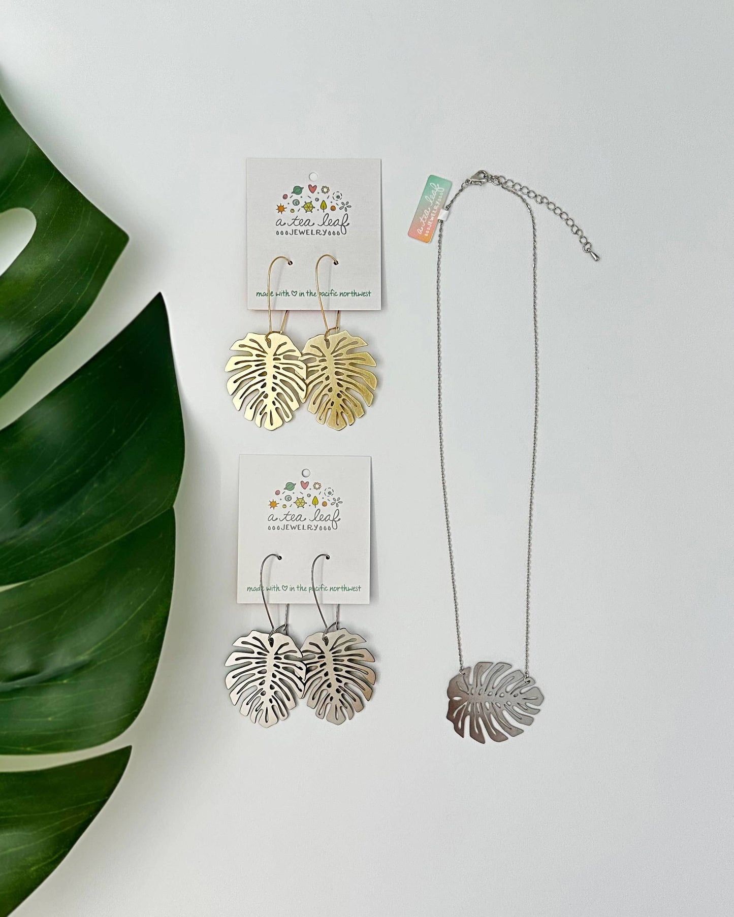 Monstera Deliciosa Leaf Necklace: Gold