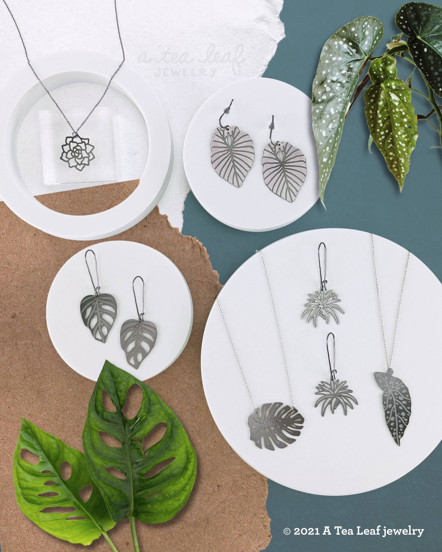 Monstera Deliciosa Leaf Necklace: Gold
