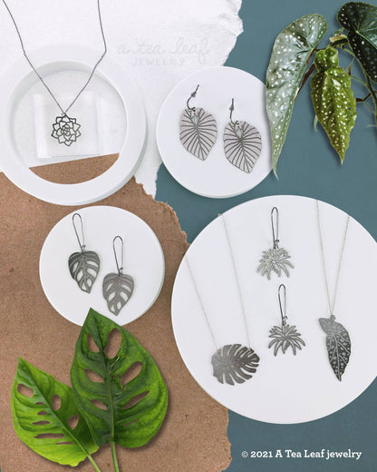 Monstera Deliciosa Leaf Necklace: Gold