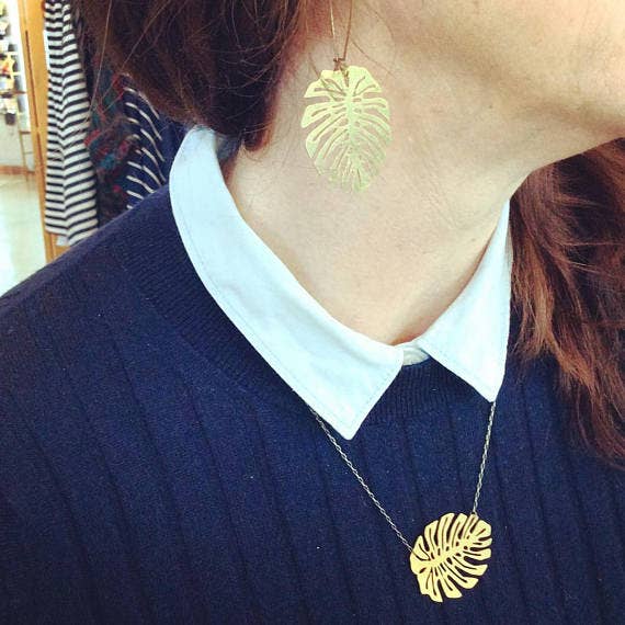 Monstera Deliciosa Leaf Necklace: Gold