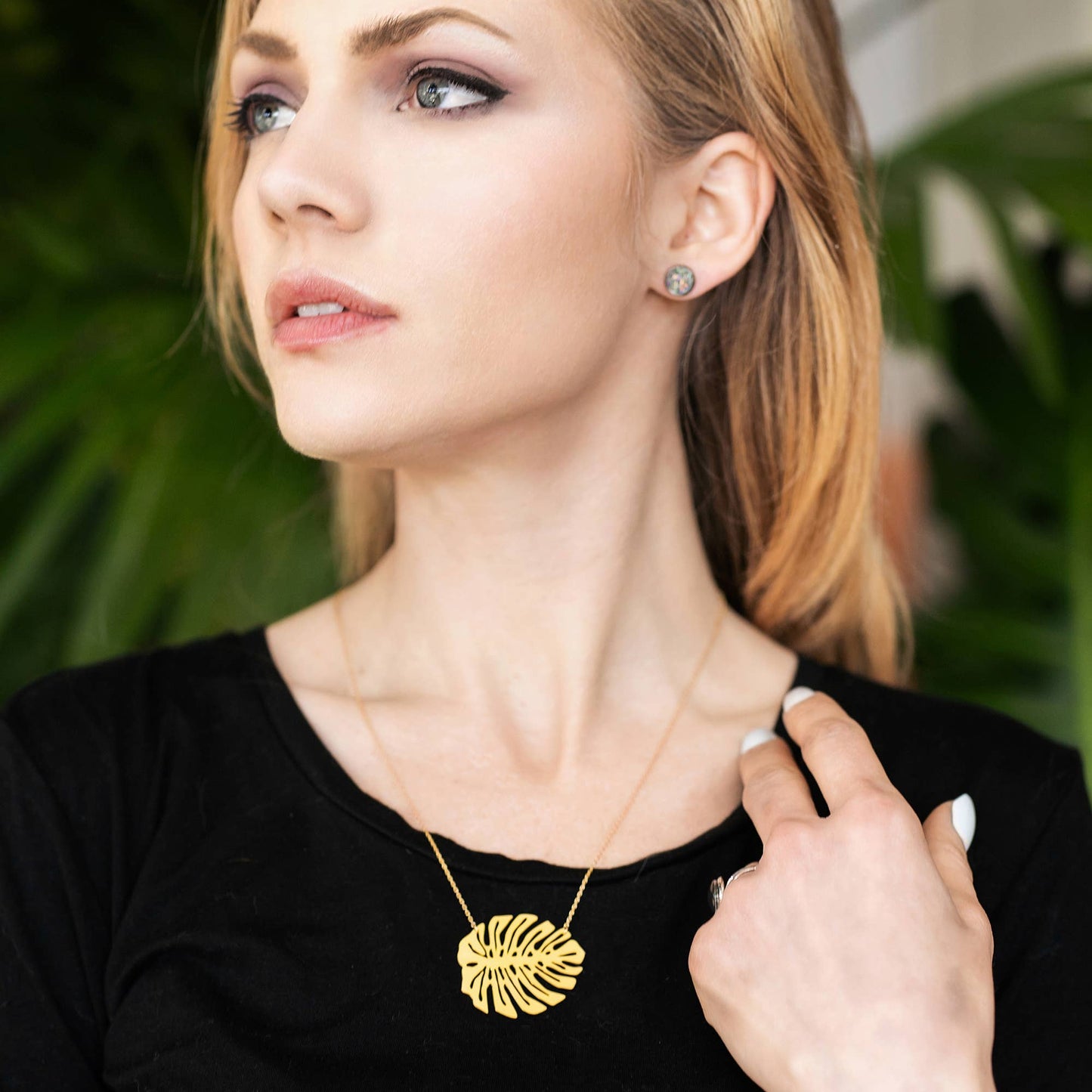 Monstera Deliciosa Leaf Necklace: Gold